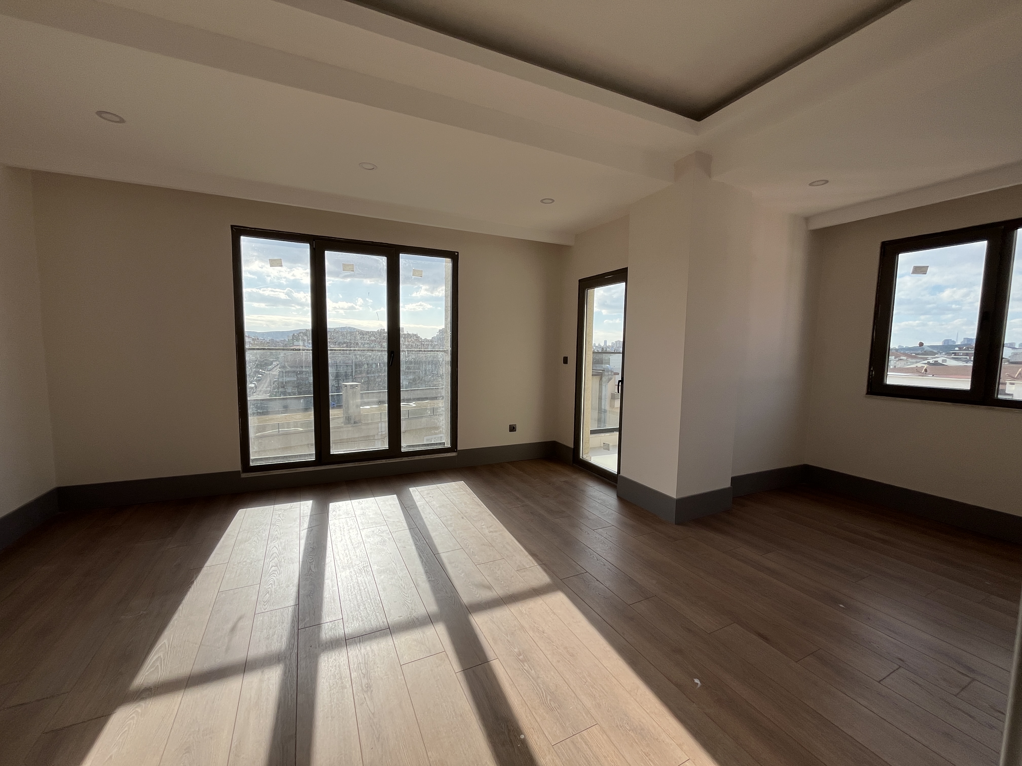 ÇEKMEKÖY MERKEZ MAH 3+1 CADDEYE 1 PARSEL KAPALI OTOPARK LI