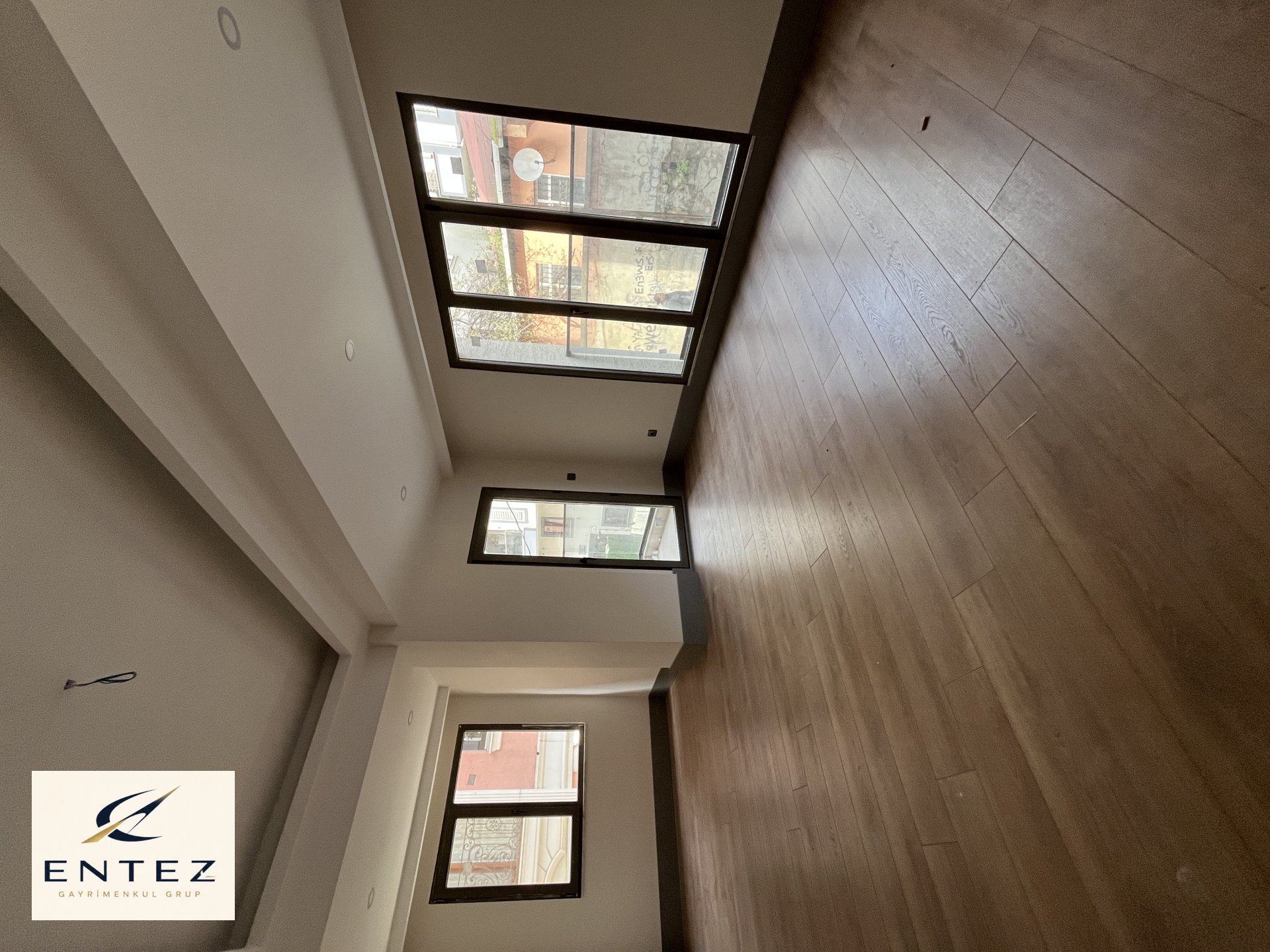 İstanbul Çekmeköy merkez mah çavuşbaşı cadde üzeri pareleli 135 M2 3+1