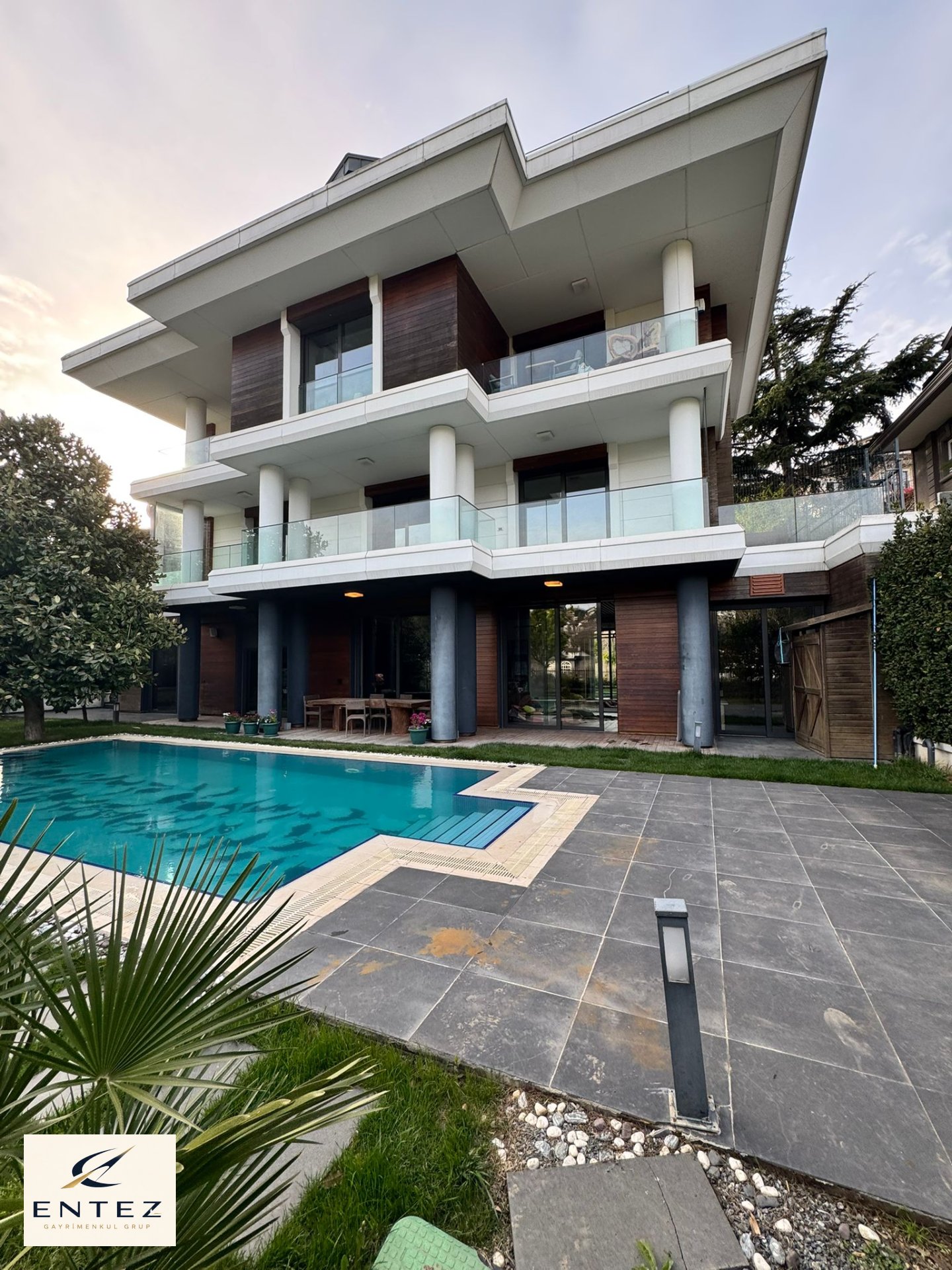 Beykoz Acarkent 1200 m² arsa payına sahip 10+2